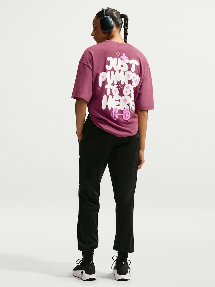 دخان وردي - تيشِرت واسع بأكمام قصيرة بتقنية Dri FIT من Nike - صورة 1 من 5 دخان وردي - تيشِرت واسع بأكمام قصيرة بتقنية Dri FIT من Nike - صورة 1 من 5