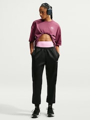 دخان وردي - تيشِرت واسع بأكمام قصيرة بتقنية Dri FIT من Nike - صورة 2 من 5
