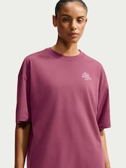 دخان وردي - تيشِرت واسع بأكمام قصيرة بتقنية Dri FIT من Nike - صورة 3 من 5