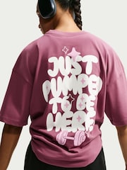 دخان وردي - تيشِرت واسع بأكمام قصيرة بتقنية Dri FIT من Nike - صورة 4 من 5