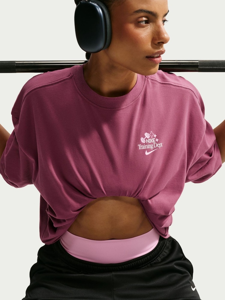 دخان وردي - تيشِرت واسع بأكمام قصيرة بتقنية Dri FIT من Nike - صورة 5 من 5 دخان وردي - تيشِرت واسع بأكمام قصيرة بتقنية Dri FIT من Nike - صورة 5 من 5