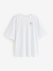 أبيض - تيشِرت واسع بأكمام قصيرة بتقنية Dri FIT من Nike - صورة 1 من 2