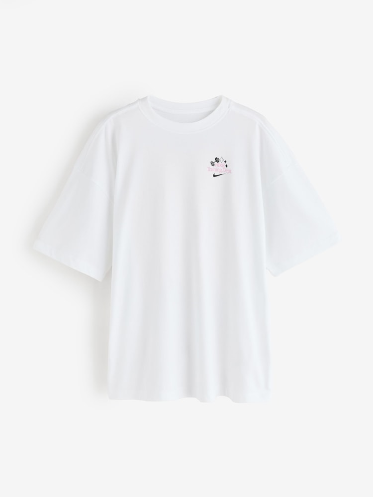 أبيض - تيشِرت واسع بأكمام قصيرة بتقنية Dri FIT من Nike - صورة 1 من 2 أبيض - تيشِرت واسع بأكمام قصيرة بتقنية Dri FIT من Nike - صورة 1 من 2