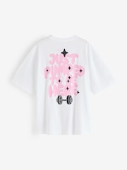 أبيض - تيشِرت واسع بأكمام قصيرة بتقنية Dri FIT من Nike - صورة 2 من 2