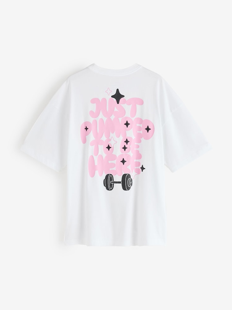 أبيض - تيشِرت واسع بأكمام قصيرة بتقنية Dri FIT من Nike - صورة 2 من 2 أبيض - تيشِرت واسع بأكمام قصيرة بتقنية Dri FIT من Nike - صورة 2 من 2