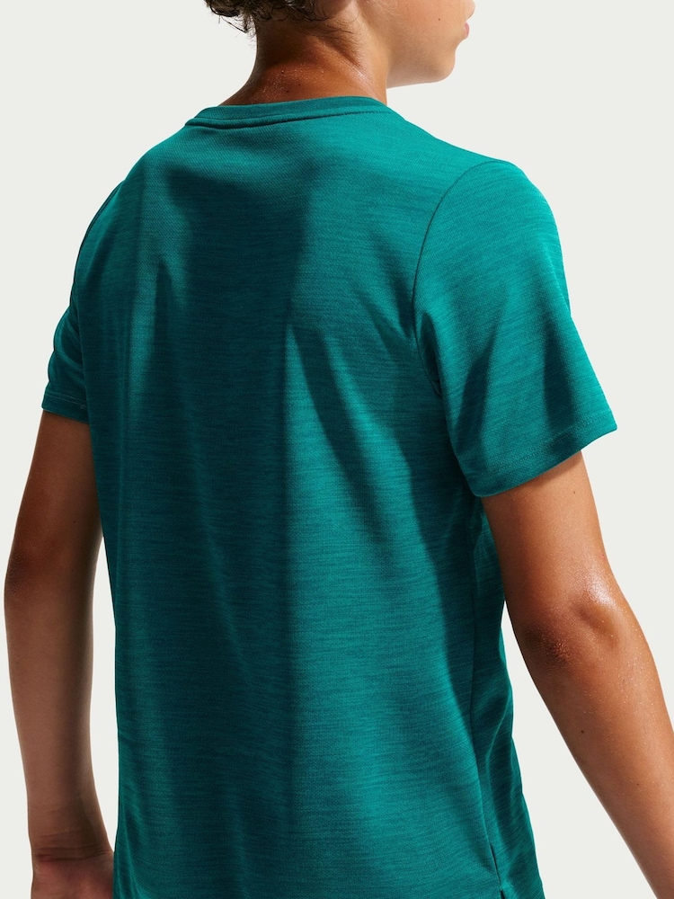 أخضر صنوبري زاهٍ - تيشِرت بكُم قصير بتقنية Dri-FIT تشكيلة Miler من Nike - صورة 5 من 5 أخضر صنوبري زاهٍ - تيشِرت بكُم قصير بتقنية Dri-FIT تشكيلة Miler من Nike - صورة 5 من 5