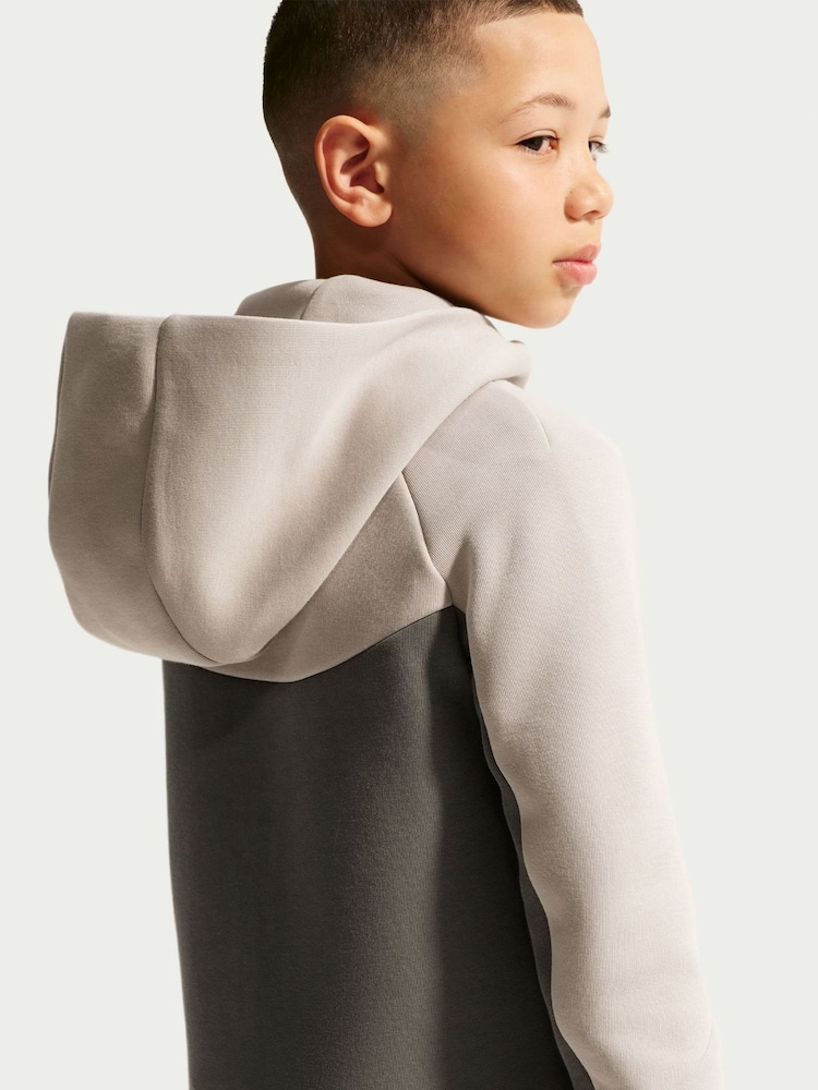 رمادي باهت - سترة بقلنسوة فليس بسحاب Tech من Lyle & Scott - صورة 5 من 5 رمادي باهت - سترة بقلنسوة فليس بسحاب Tech من Lyle & Scott - صورة 5 من 5