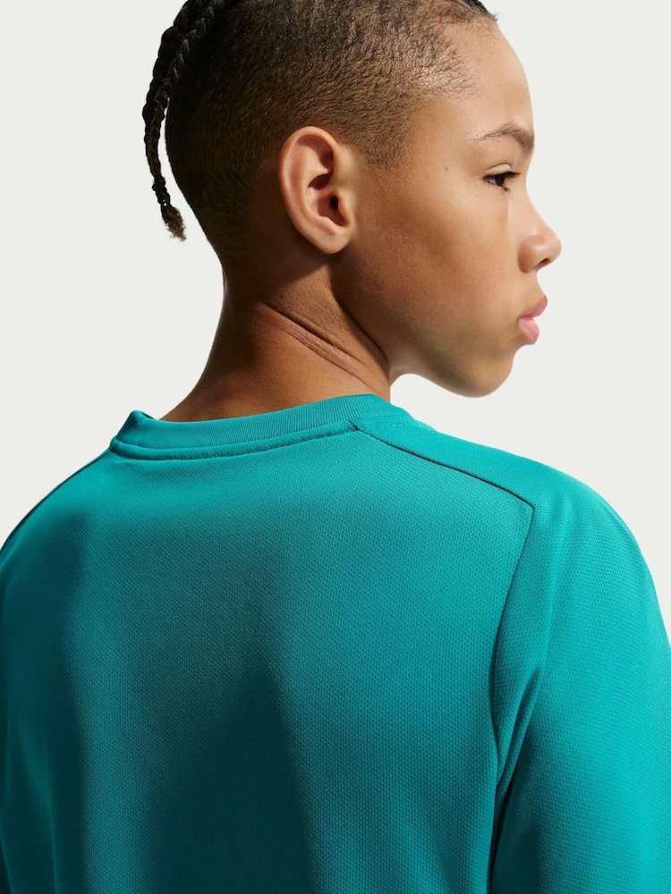 أزرق إنيرجي - تيشرت Dri-FIT متعدد الاستخدامات من Nike - صورة 5 من 5 أزرق إنيرجي - تيشرت Dri-FIT متعدد الاستخدامات من Nike - صورة 5 من 5