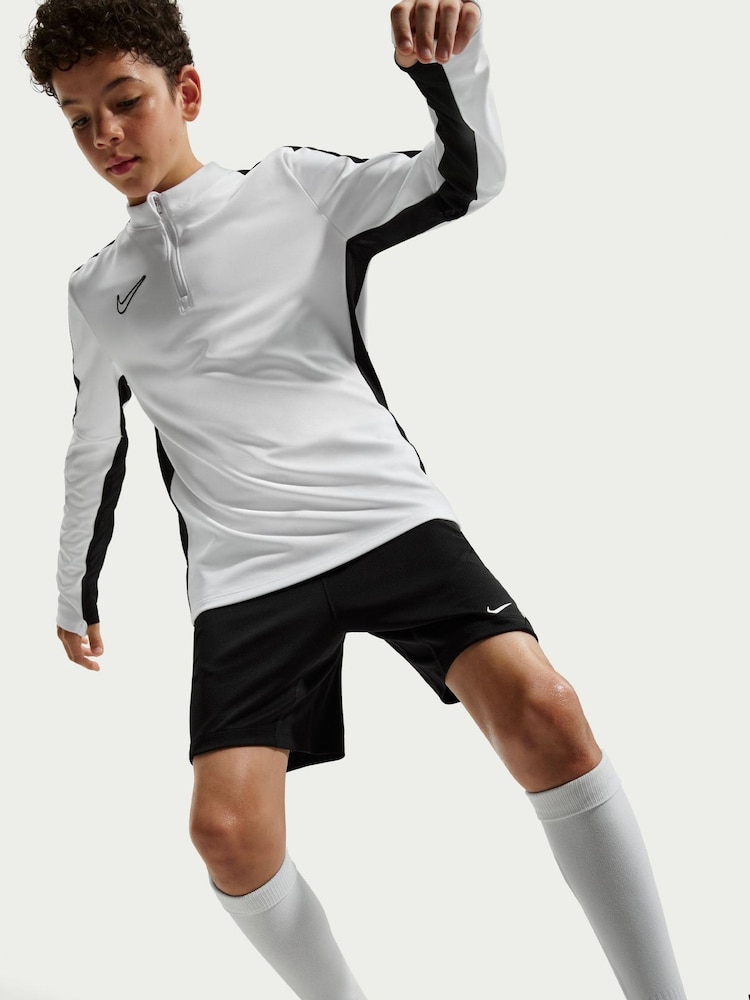 شورت كرة قدم Strike محبوك بتقنية Dri-FIT من Nike - صورة 1 من 4 شورت كرة قدم Strike محبوك بتقنية Dri-FIT من Nike - صورة 1 من 4