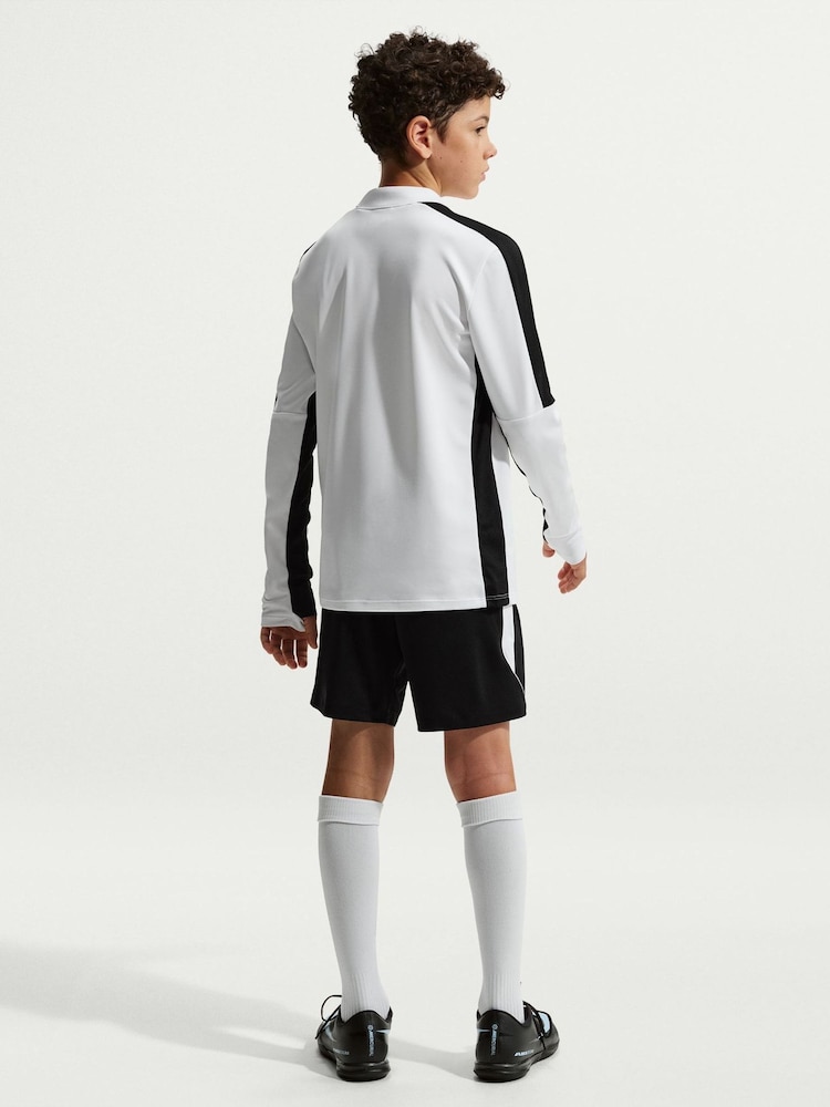 شورت كرة قدم Strike محبوك بتقنية Dri-FIT من Nike - صورة 2 من 4 شورت كرة قدم Strike محبوك بتقنية Dri-FIT من Nike - صورة 2 من 4