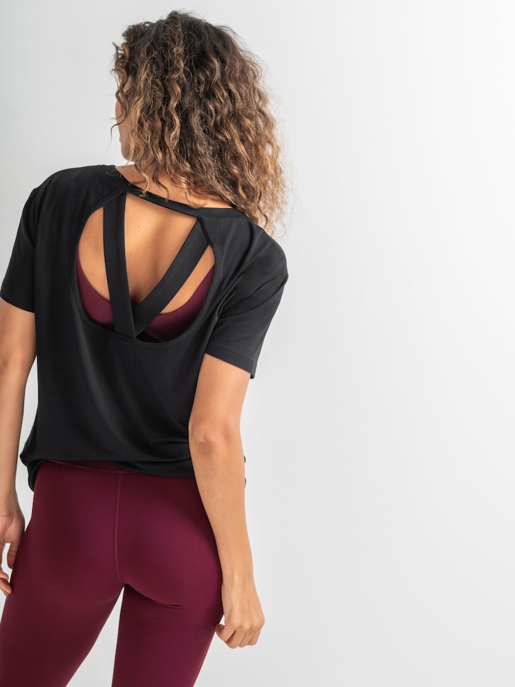 שחור - Pour Moi חולצת יוגה עם שרוולים קצרים, דגם The Off Duty - תמונה 2 מתוך 4 שחור - Pour Moi חולצת יוגה עם שרוולים קצרים, דגם The Off Duty - תמונה 2 מתוך 4