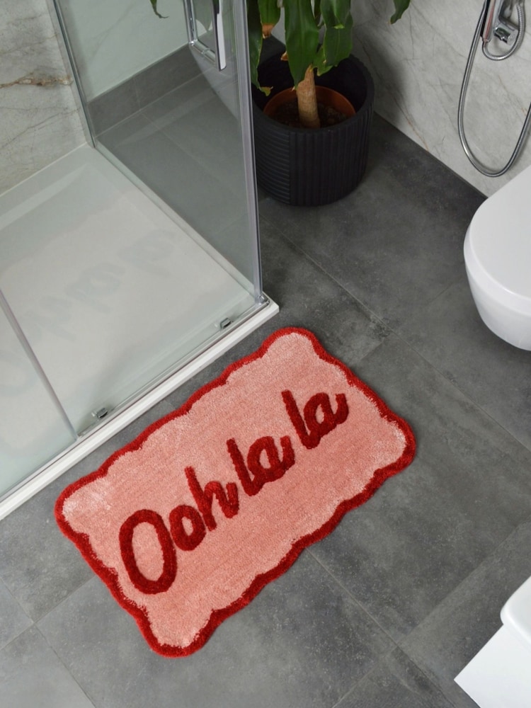 Mooky Mats Red/Pink Ooh La La Slogan Scallop Bath Mat - Image 2 of 4