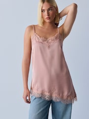 Темно-розовый - Кружевной топ на бретелях с асимметричным подолом - Изображение 2 5
