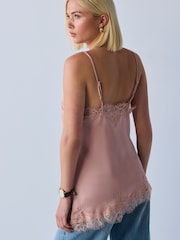 Темно-розовый - Кружевной топ на бретелях с асимметричным подолом - Изображение 4 5