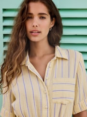 Striscia giallo-blu - Abito chemisier a maniche corte con cintura in vita Seminal x Lindsey Cherek Waller - Immagine 6 di 9