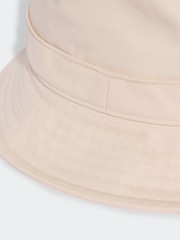 Crema - Gorro de pescador con trébol de adidas Originals - Imagen 5 de 5