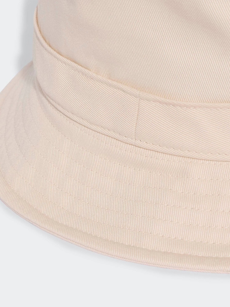 Crema - Gorro de pescador con trébol de adidas Originals - Imagen 5 de 5