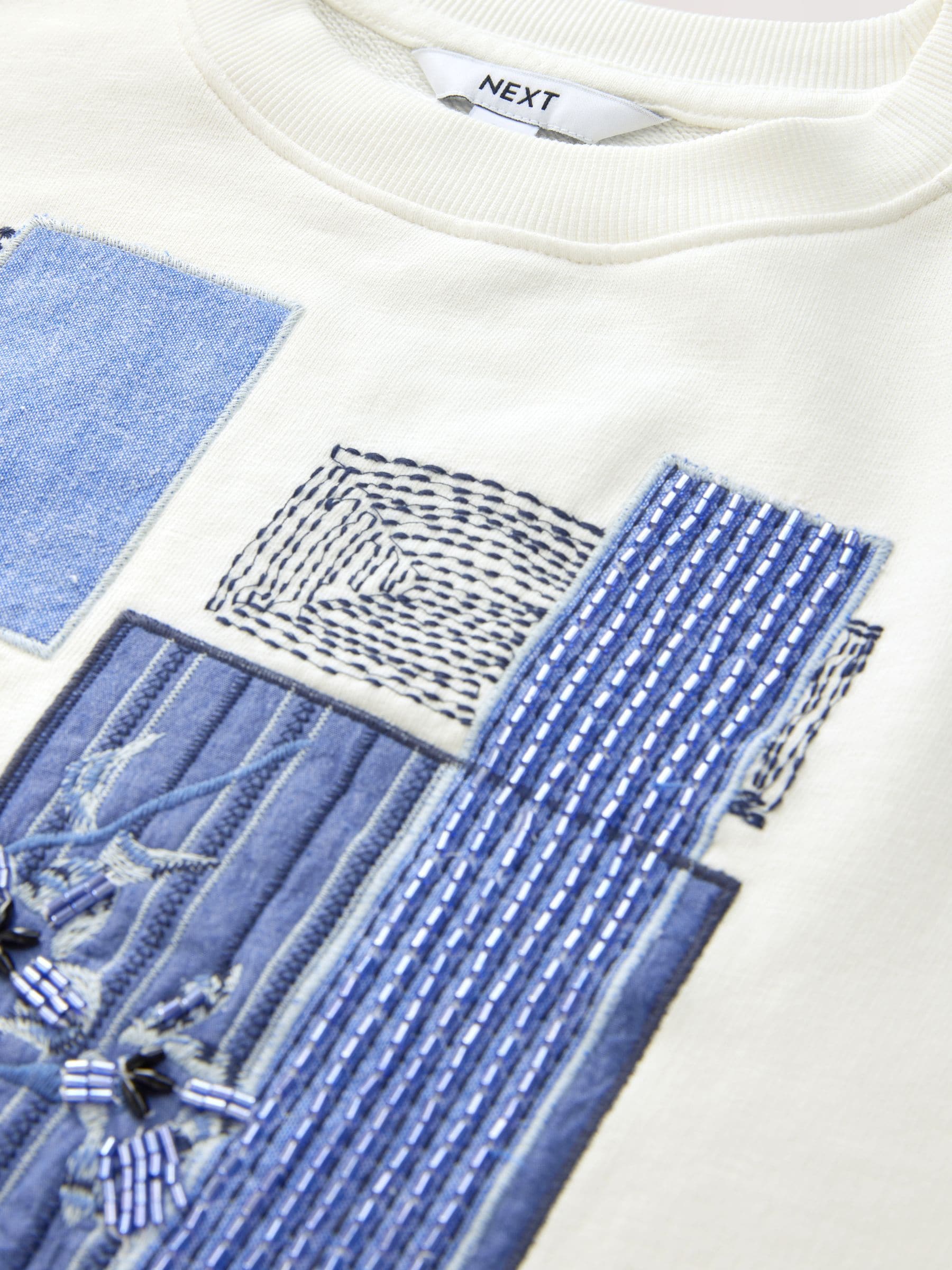 Next：日本 ホワイト / ブルー - パッチワーク グラフィック 刺繍