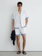 Белый - Reiss Yuma Cotton-Blend Towelling Embroidered Shorts - Изображение 1 7