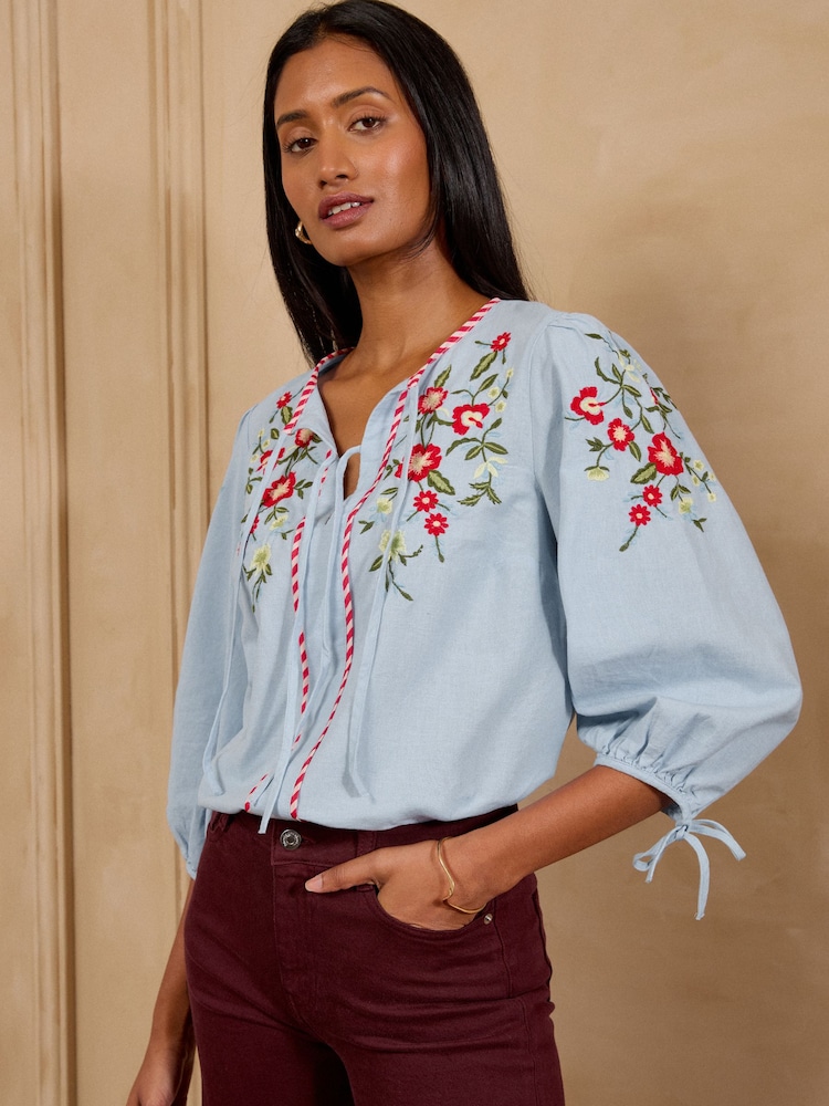 Love & Roses – bestickte Bluse aus Baumwolle/Leinen-Mischung mit Bindung vorne - Bild 4 von 4 Love & Roses – bestickte Bluse aus Baumwolle/Leinen-Mischung mit Bindung vorne - Bild 4 von 4