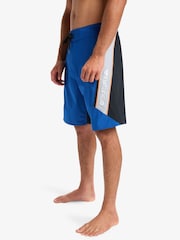 כחול  - Quiksilver Surfsilk Clicker 20" Logo Swim Shorts - תמונה 2 מתוך 8