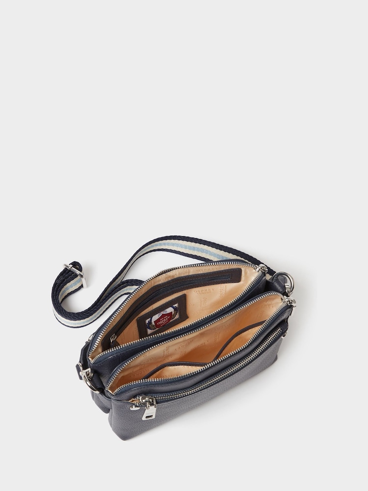 أزرق - حقيبة تعلق حول الجسم جلد The Stella من Osprey London - صورة 5 من 5 أزرق - حقيبة تعلق حول الجسم جلد The Stella من Osprey London - صورة 5 من 5