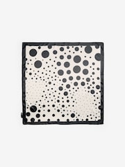 שחור לבן מנוקד - Friends Like These Printed Multi-way Satin Head Sacrf - תמונה 3 מתוך 5