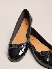 Sapatos Paaralan ng Ballerina na may Detalye ng Bow na Pekeng Patent na Katad na Lipsy - Larawan 3 ng 6