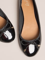 Sapatos Paaralan ng Ballerina na may Detalye ng Bow na Pekeng Patent na Katad na Lipsy - Larawan 4 ng 6