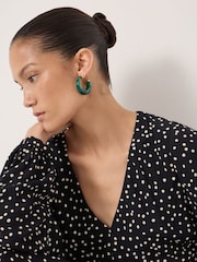 فستان بأكمام طويلة وياقة على شكل حرف V تصميم Grace من Hush - Image 5 of 6