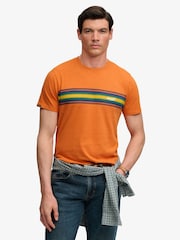برتقالي - تيشِرت مريح بشعار مخطّط للأماكن الخارجية من Superdry - صورة 1 من 6