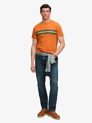 برتقالي - تيشِرت مريح بشعار مخطّط للأماكن الخارجية من Superdry - صورة 4 من 6
