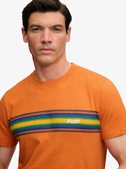 برتقالي - تيشِرت مريح بشعار مخطّط للأماكن الخارجية من Superdry - صورة 5 من 6