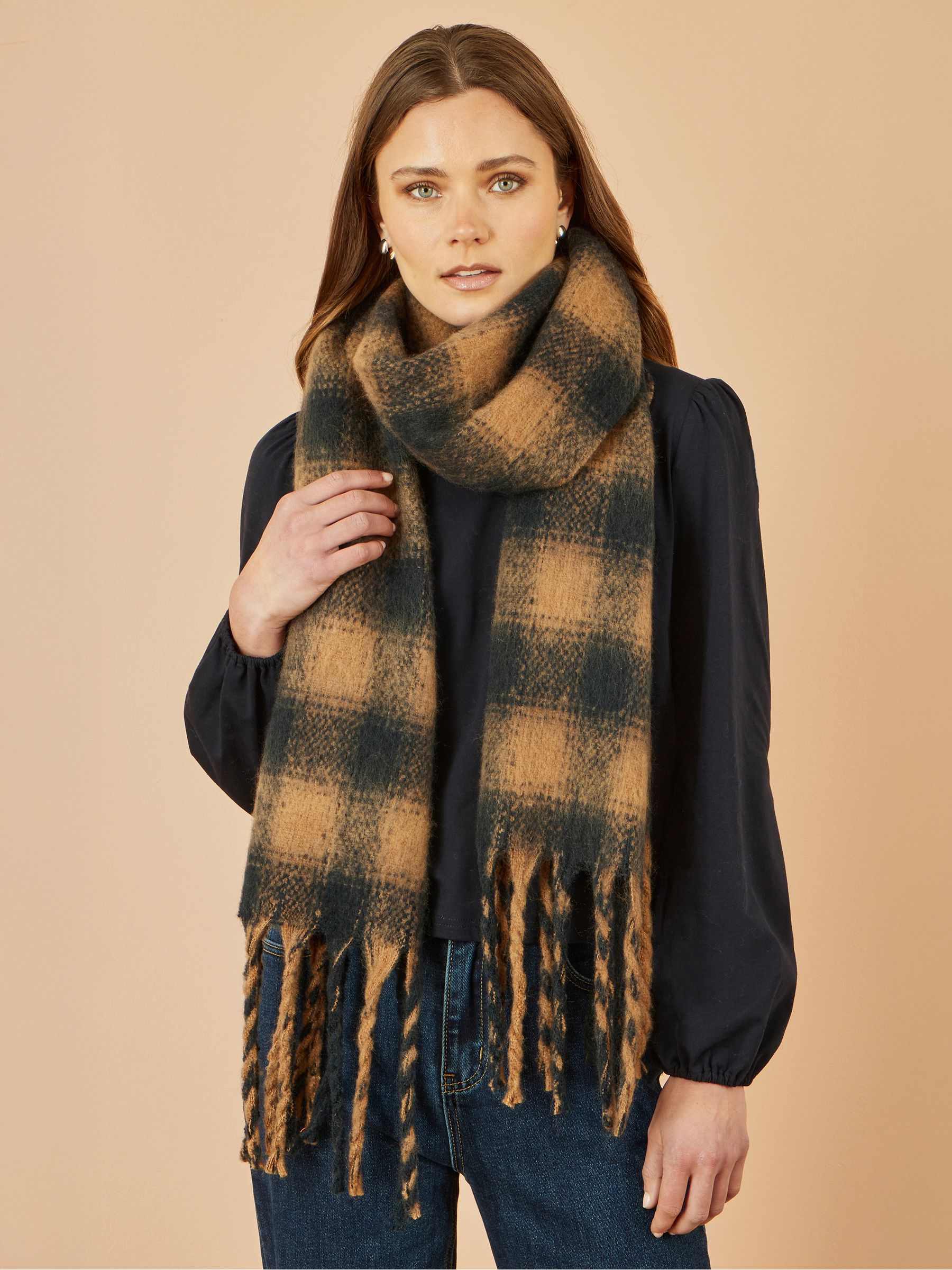 Yumi Women's Brown Check Soft Scarf - Image 5