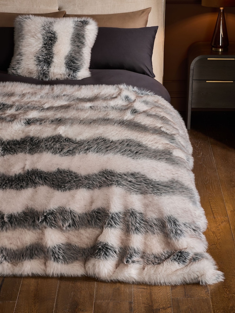 Faux Fur Stripe Throw - Larawan 1 ng 7 Faux Fur Stripe Throw - Larawan 1 ng 7