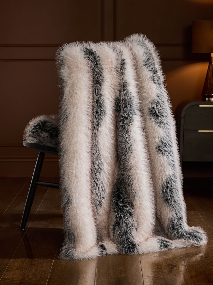 Faux Fur Stripe Throw - Larawan 2 ng 7 Faux Fur Stripe Throw - Larawan 2 ng 7