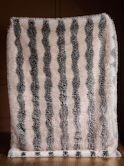 Faux Fur Stripe Throw - Larawan 3 ng 7
