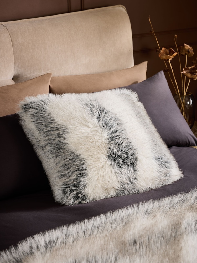 Stripe Faux Fur Cushion - Larawan 1 ng 4 Stripe Faux Fur Cushion - Larawan 1 ng 4