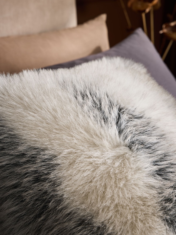 Stripe Faux Fur Cushion - Larawan 2 ng 4 Stripe Faux Fur Cushion - Larawan 2 ng 4
