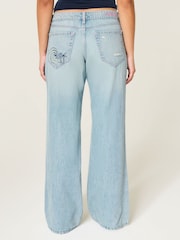 Hollister מכנסי ג'ינס בגזרת באגי בגובה מותניים נמוך ובאפקט שפשוף קל עם רקמה - תמונה 3 מתוך 6