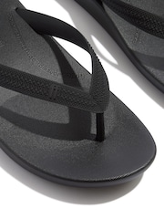 Μαύρο - FitFlop Iqushion Textured-Strap Flip Flops - Εικόνα 4 από 4