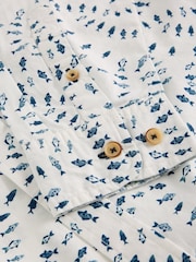 לבן - White Stuff חולצה עם הדפס דגים שוחים, דגם Finsbury - תמונה 6 מתוך 6