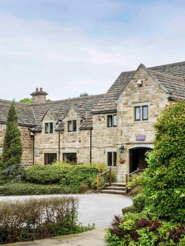 RED LETTER DAYS Premium Overnight Murder Mystery Break for Two with Dinner Gift Experience - Image 4 of 4