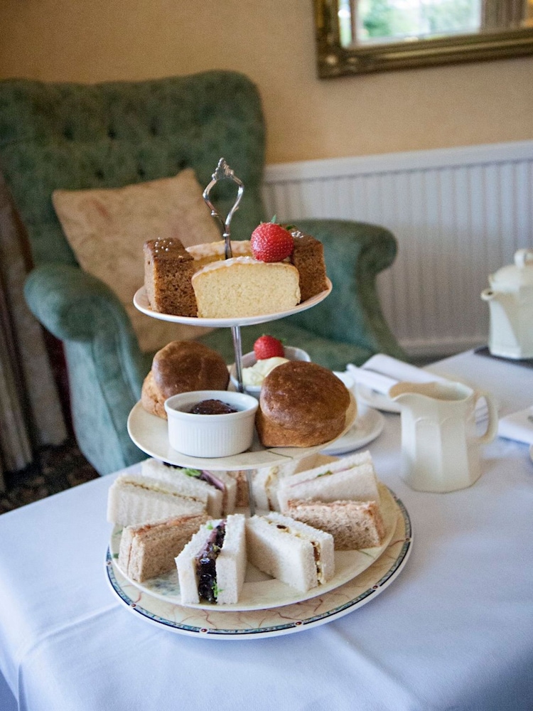 RED LETTER DAYS Premium Spa Day for Two with 25 Minute Treatment and Afternoon Tea or Lunch at Stratton House Hotel Gift Experience - Image 4 of 4 RED LETTER DAYS Premium Spa Day for Two with 25 Minute Treatment and Afternoon Tea or Lunch at Stratton House Hotel Gift Experience - Image 4 of 4