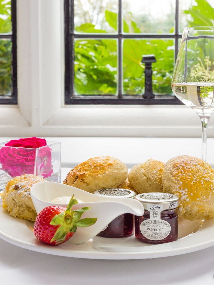 RED LETTER DAYS Twilight with Afternoon Tea at Greenwoods Hotel and Spa Gift Experience - Image 2 of 4 RED LETTER DAYS Twilight with Afternoon Tea at Greenwoods Hotel and Spa Gift Experience - Image 2 of 4