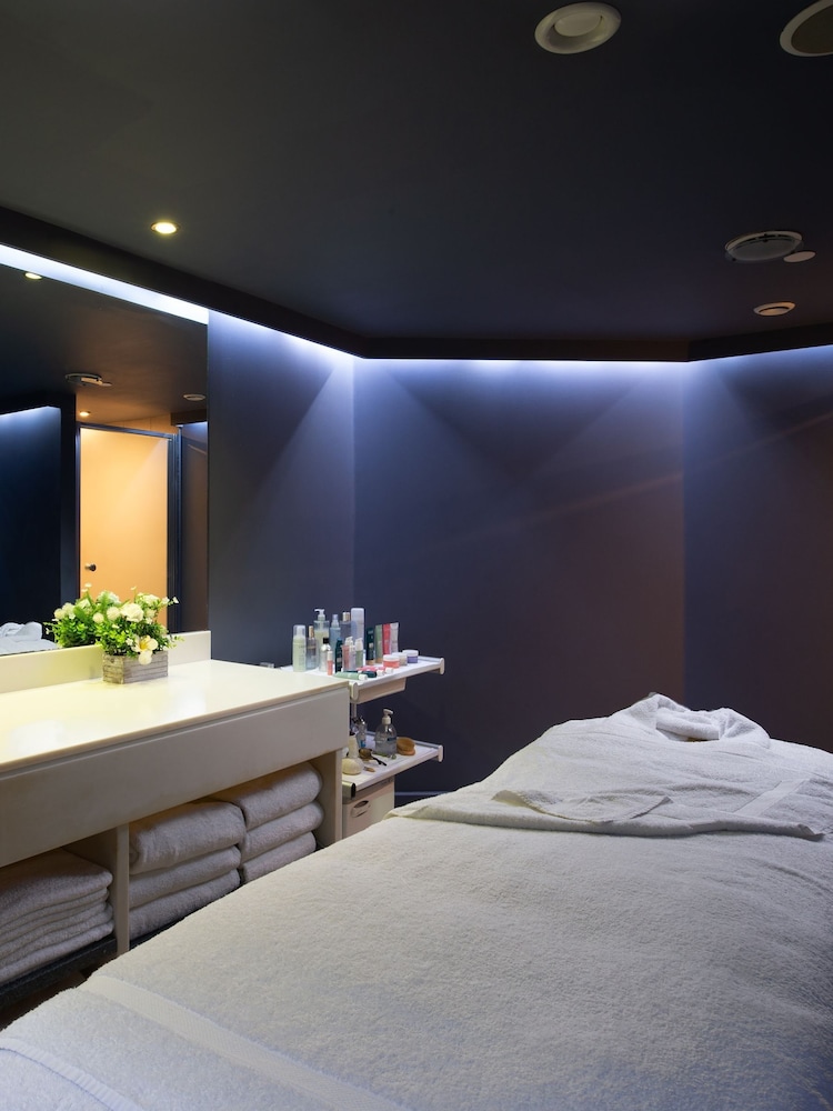 RED LETTER DAYS Luxury Spa Day with 50 Minute Treatment and Afternoon Tea at Chelsea Harbour Hotel for Two Gift Experience - Image 4 of 4 RED LETTER DAYS Luxury Spa Day with 50 Minute Treatment and Afternoon Tea at Chelsea Harbour Hotel for Two Gift Experience - Image 4 of 4