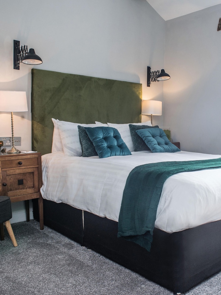 RED LETTER DAYS Overnight Inviting Break for Two Gift Experience - Image 2 of 4