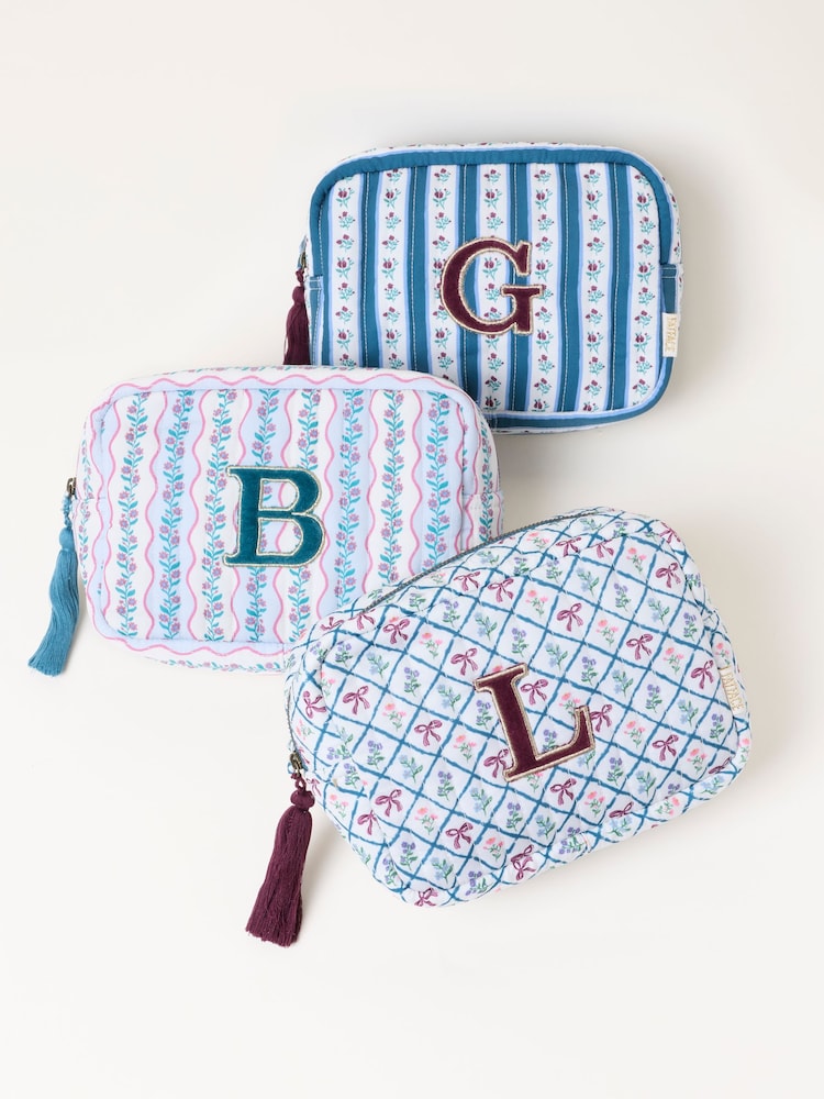 FatFace Alphabet Printed Washbag - Slika 1 od 3 FatFace Alphabet Printed Washbag - Slika 1 od 3