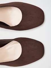 Şokolad Qəhvəyi - Friends Like These Faux Suede Cut Out Detail Mid Block Heeled Court Shoes - 5şəkildən 4 şəkil