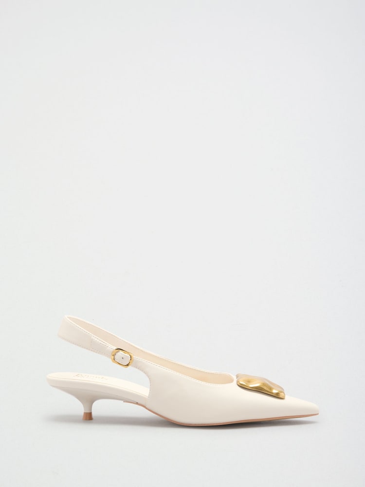 Ecru - Friends Like These Faux Leather Gold Hardware Pointed Toe Slingback Kitten Heel Court Shoes - Bild 2 von 5 Ecru - Friends Like These Faux Leather Gold Hardware Pointed Toe Slingback Kitten Heel Court Shoes - Bild 2 von 5